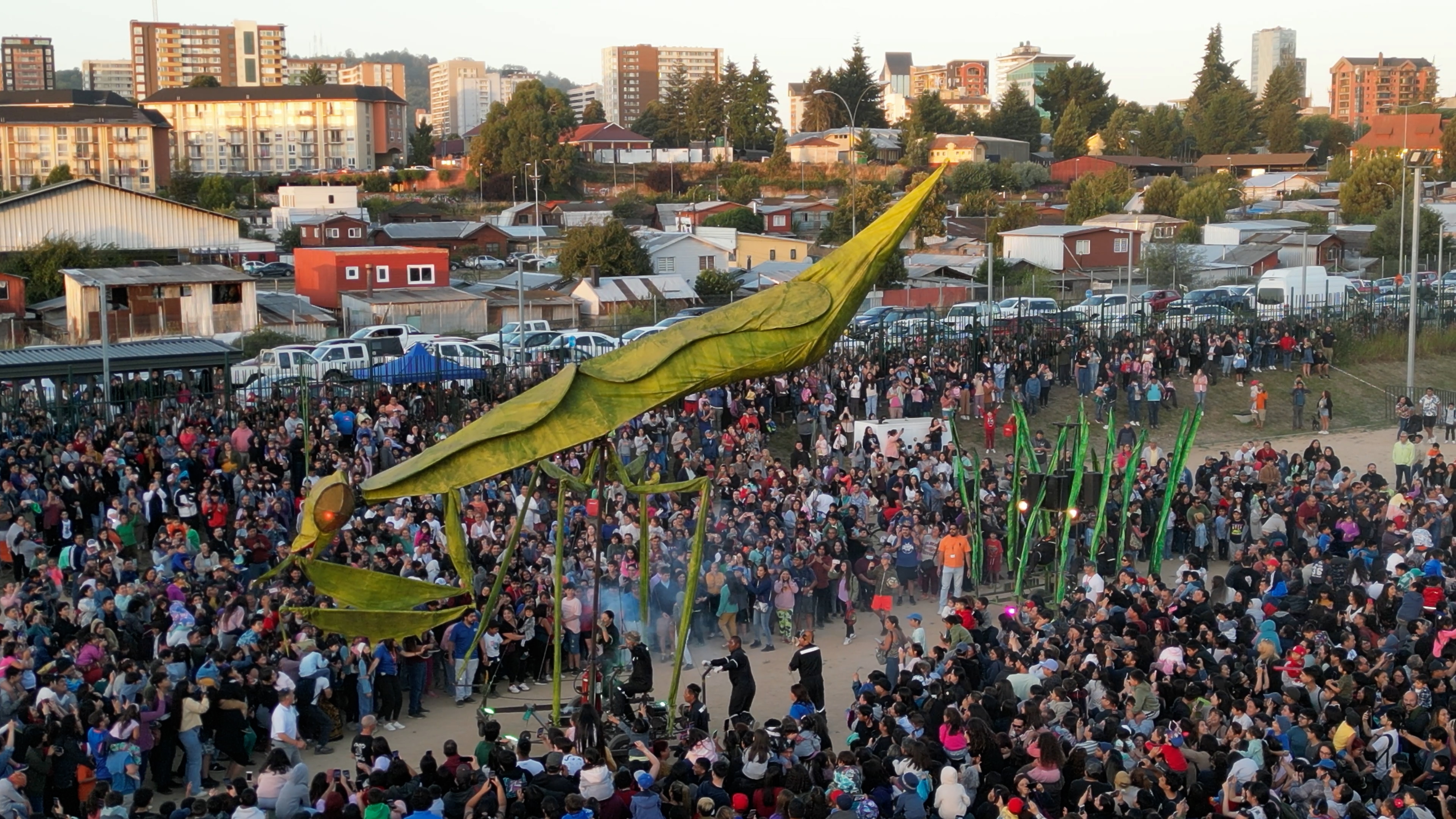 Imagen Compañía internacional y sus “insectos gigantes” invadieron Temuco para las celebraciones del aniversario 142 de la comuna