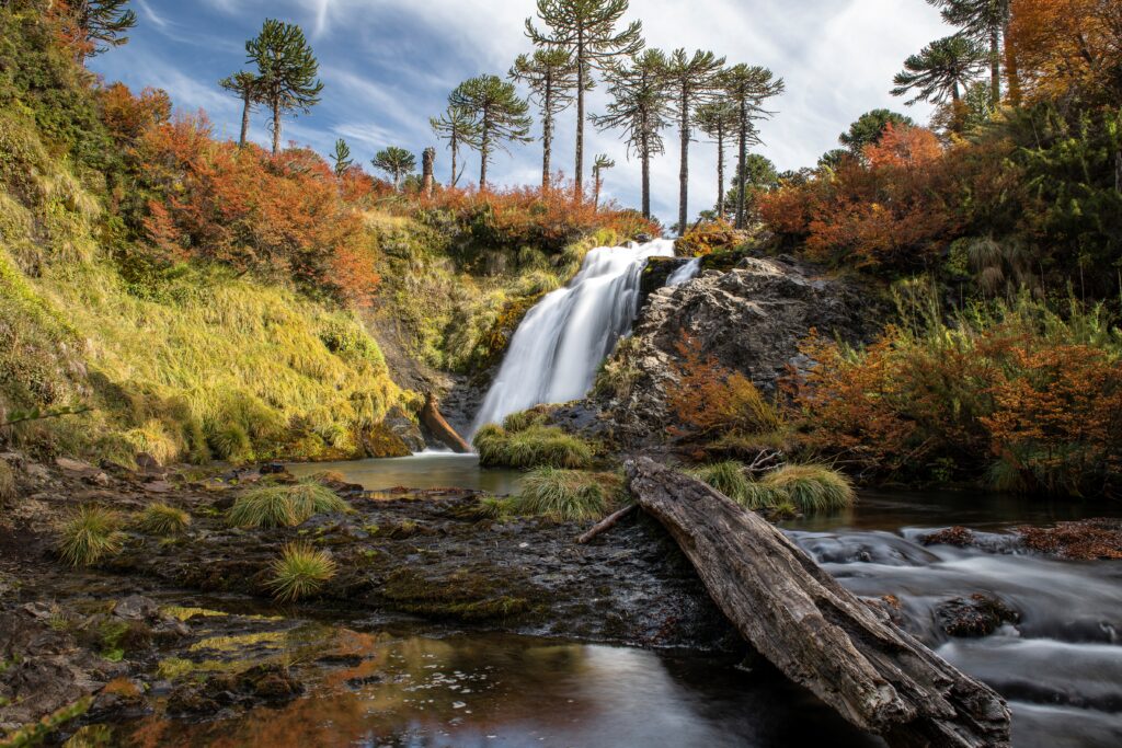 Cascada en China Muerta en otoño